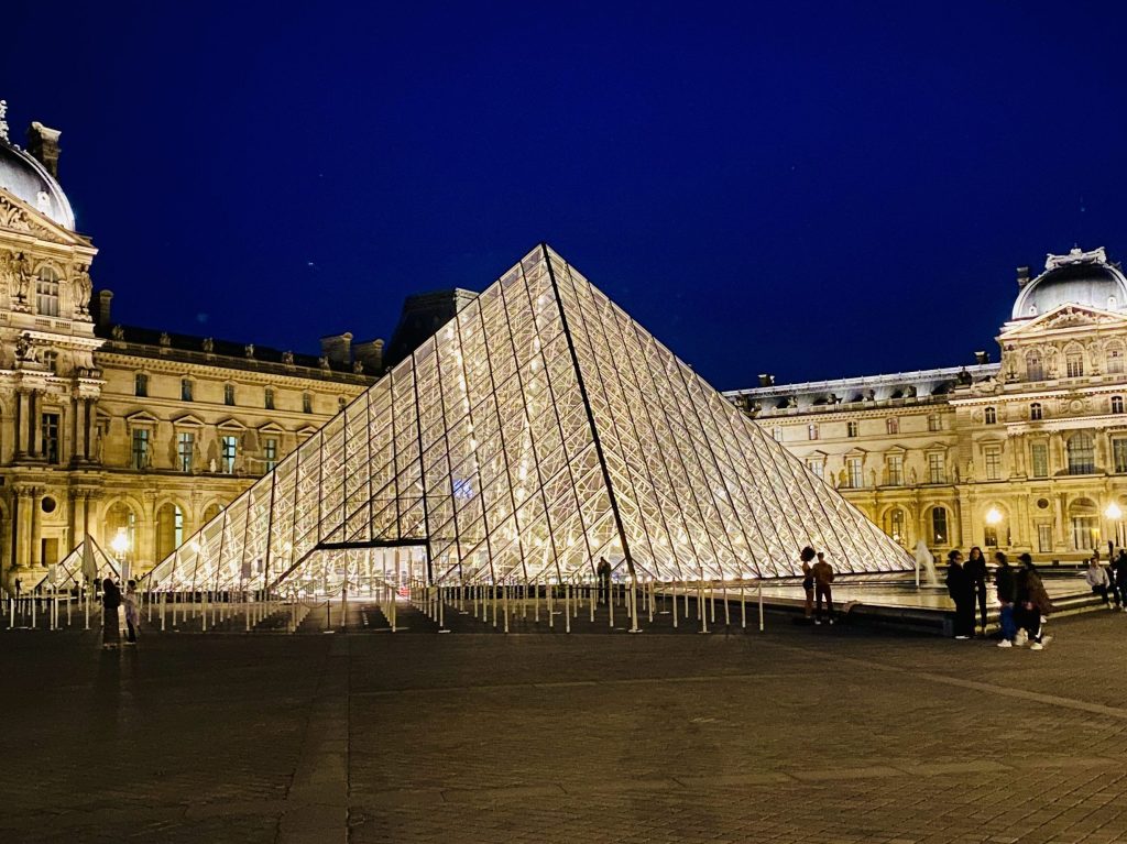 𝟰 An Art Journey in the City of Love – Mona Lisa’s&nbsp;Day
